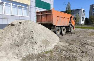 Депутаты доставили песок для укрепления окон в школы и детсады Курска