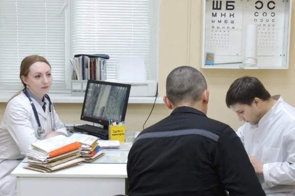 В колониях Курской области кардиологи осмотрели осужденных