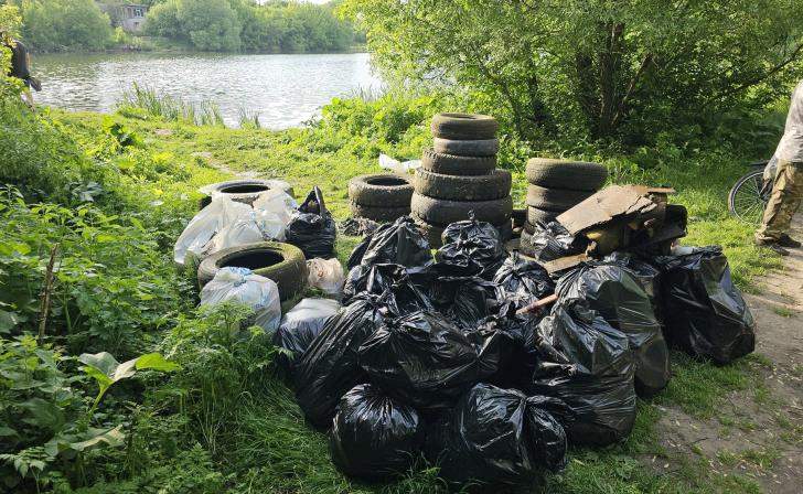 В Курске волонтеры собрали на Стезевом озере 25 мешков мусора