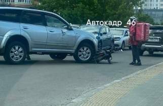 В Курске курьер на скутере попал в ДТП