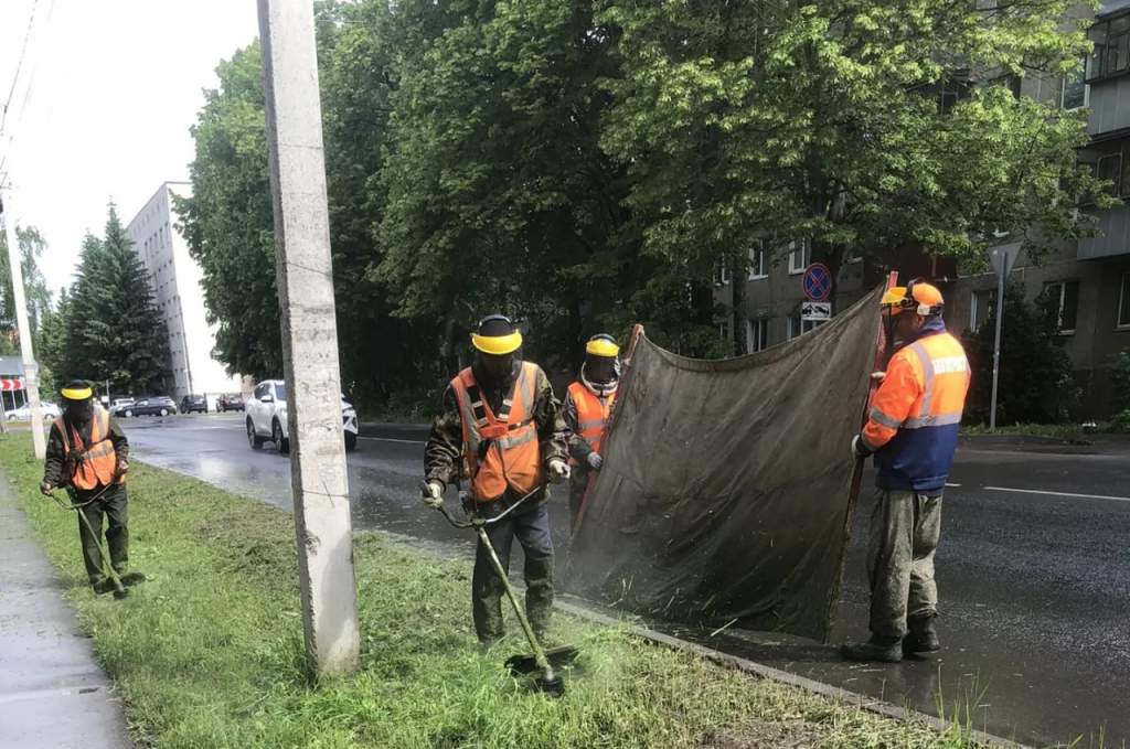 Дорожники очищают улицы Курска после дождей