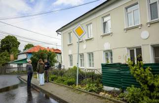 В Курске мэр нашел абсурдные знаки и траву с человеческий рост
