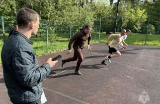 Курские спасатели сдали спортивные нормативы в парке