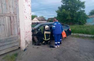 Под Курском водитель ВАЗа въехал в стену гаража и попал в больницу