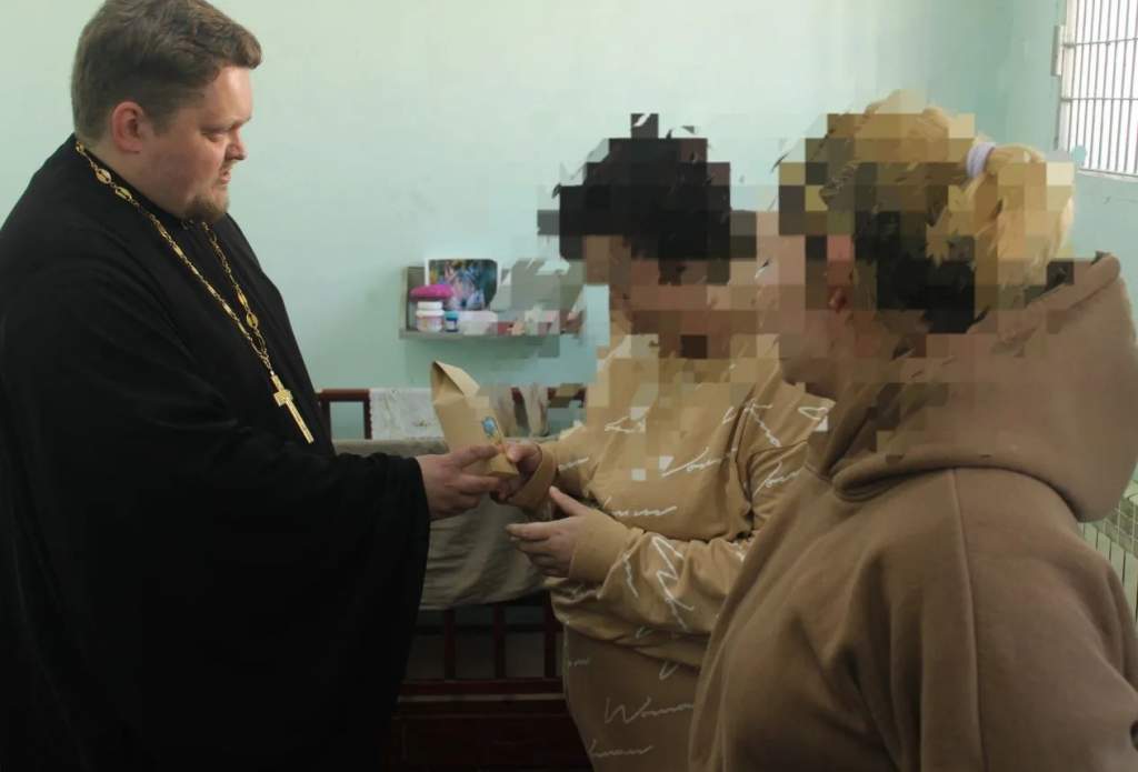 В курском СИЗО священник навестил подростков в канун Дня защиты детей