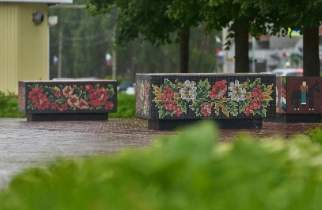В Железногорске появились скамейки с мозаикой суджанских ковров