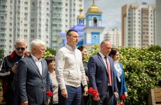 Куряне возложили цветы к памятнику скульптору Вячеславу Клыкову