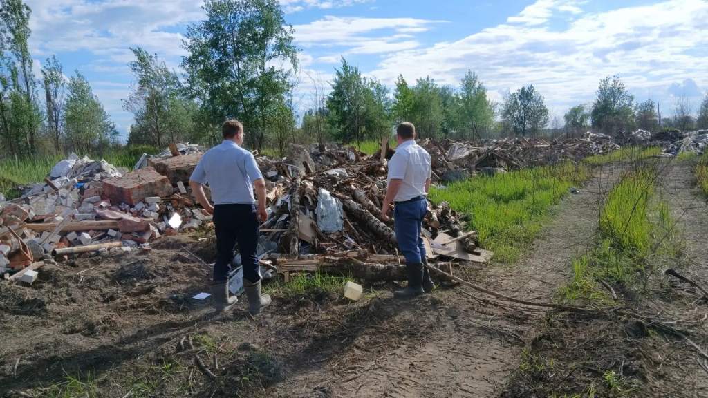 В Курске обнаружили внушительную свалку у теплого канала