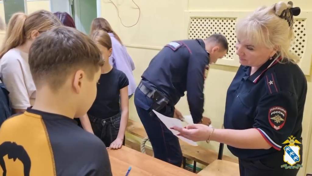 Курские полицейские и студенты помогли школьникам снять стресс