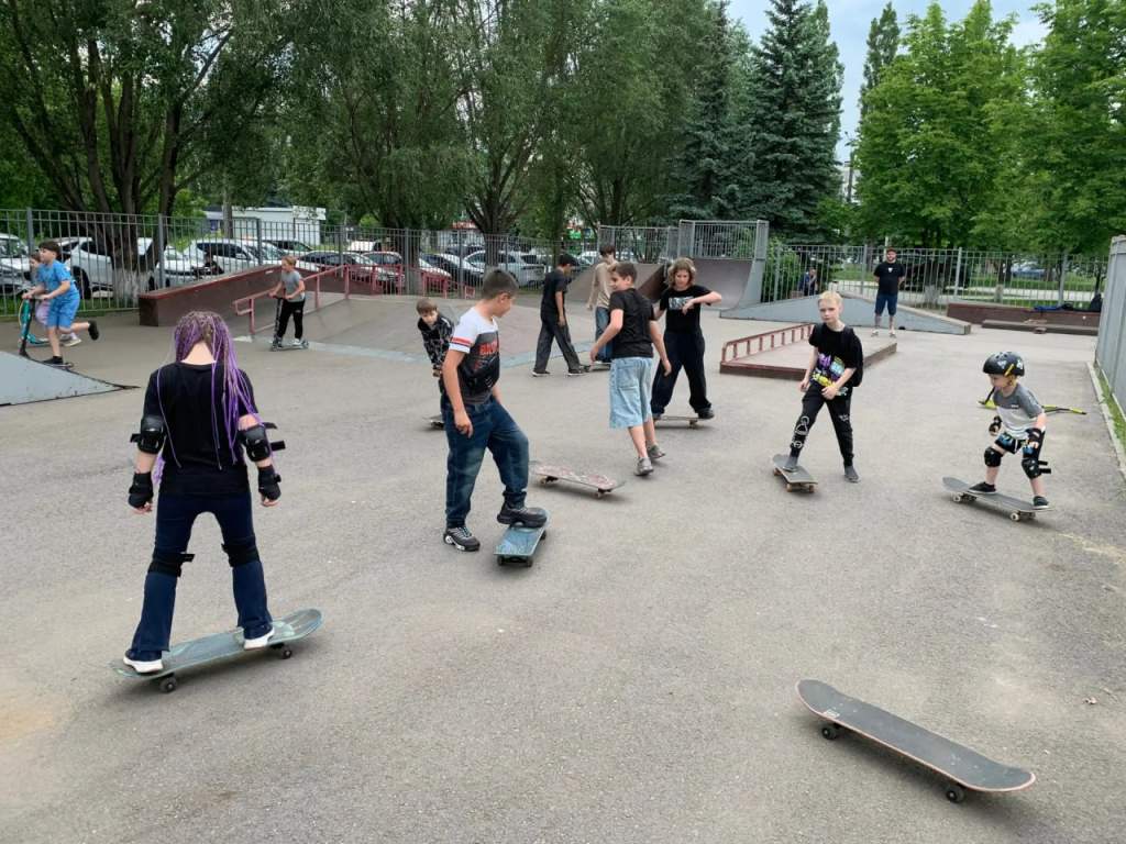 В Курске бесплатно учат кататься на скейтборде в парке «Гелиос»