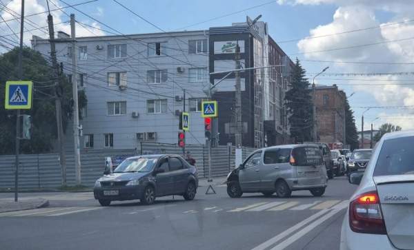 В центре Курска ДТП перекрыло проезд к Центральному рынку