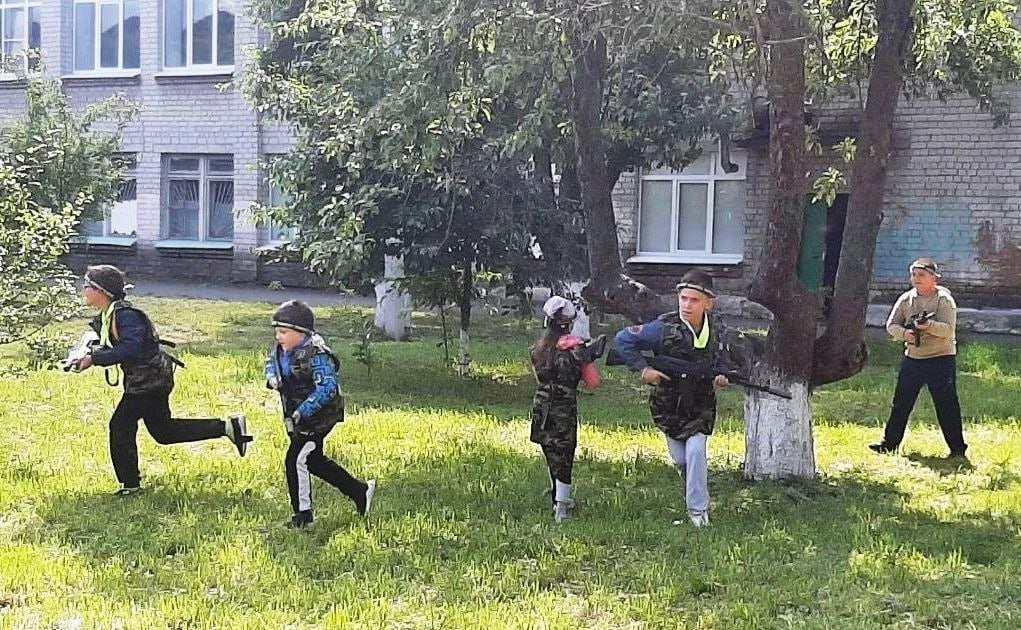 В Курске школьники осваивают сапборды и лазертаг в дневных лагерях