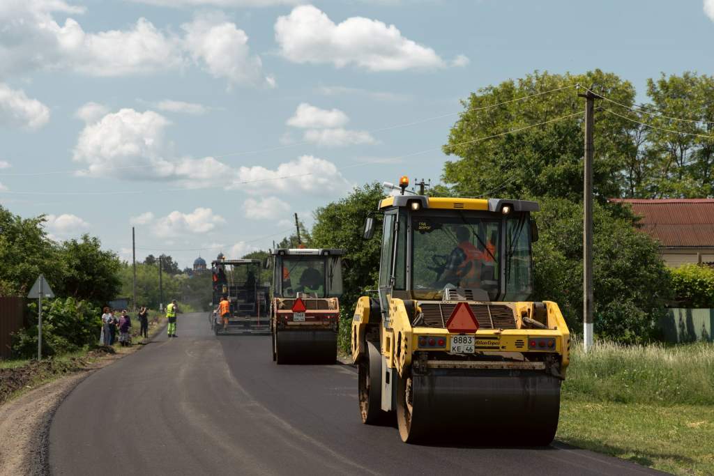 В Курской области ремонтируют 12,4 км дороги к школам и храму