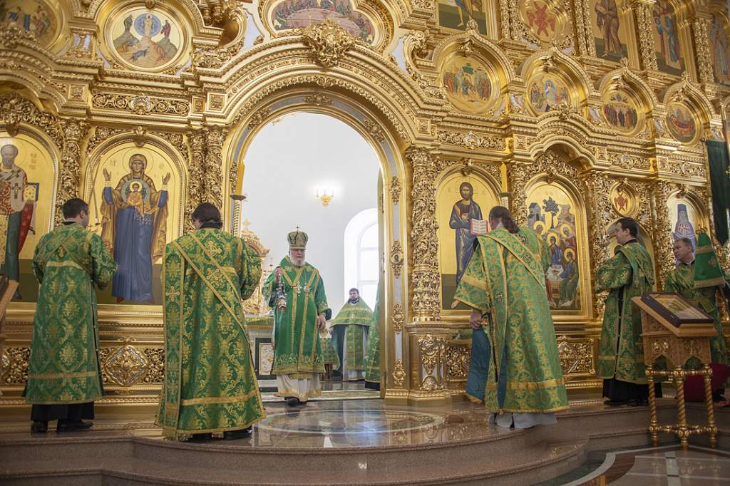 В Курской области епископ освятил новый Свято-Троицкий храм