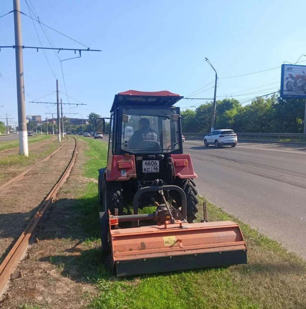 В Курске дорожники моют улицы, косят траву и латают ямы