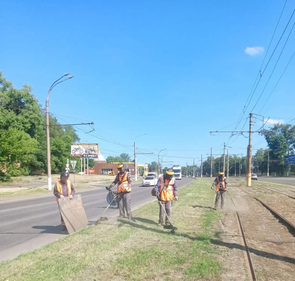 В Курске с ночи моют улицы, косят траву и латают дороги