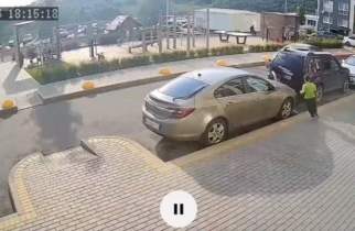В Курске ребенок выскочил на дорогу из-за припаркованных машин и попал под Kia