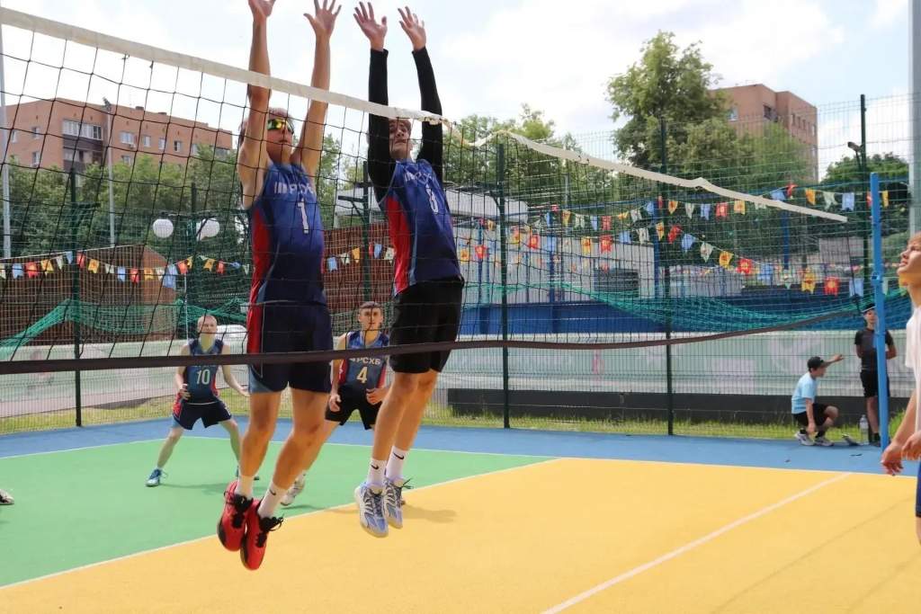 Курская спортшкола провела уличные матчи по волейболу