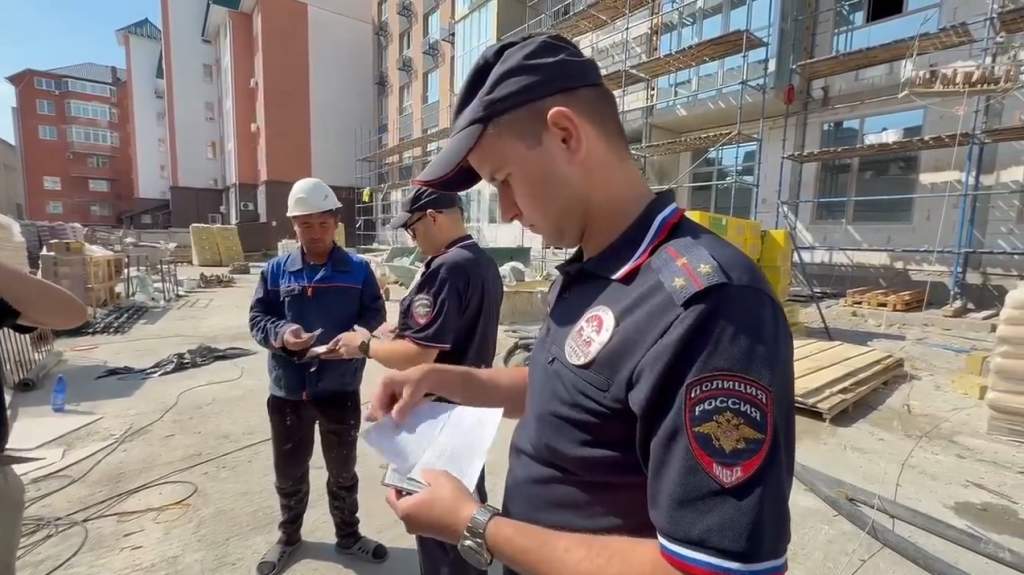 Курская полиция выдворит 12 нелегалов и лишит гражданства 4 человек