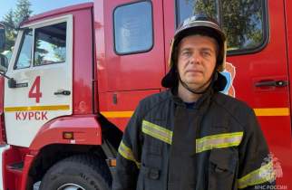 В Курске спасатели окатили коллегу из брандспойтов в честь ухода на пенсию