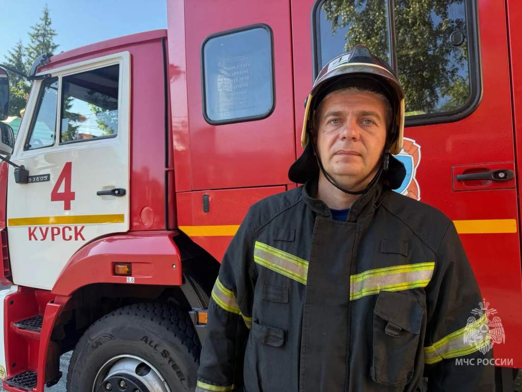 В Курске спасатели окатили коллегу из брандспойтов в честь ухода на пенсию