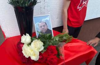 В Курске открыли памятный знак спасавшему людей на пляже после атаки ВСУ парню