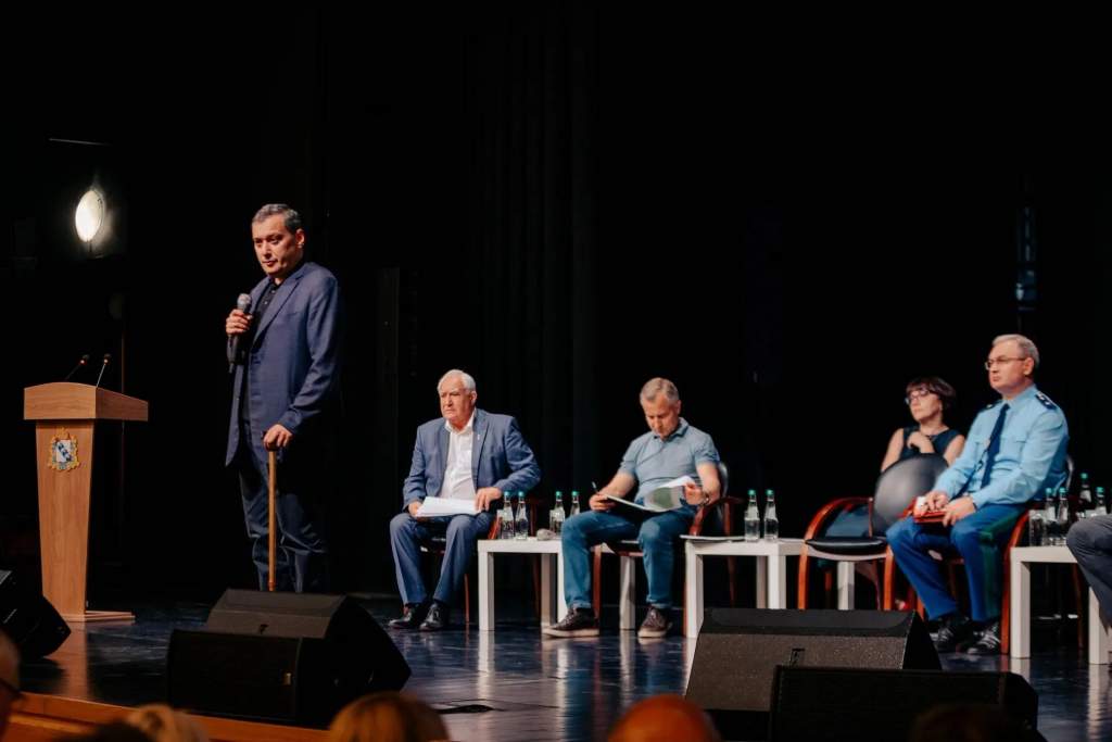 Хинштейн провел 5-часовую встречу с курскими переселенцами
