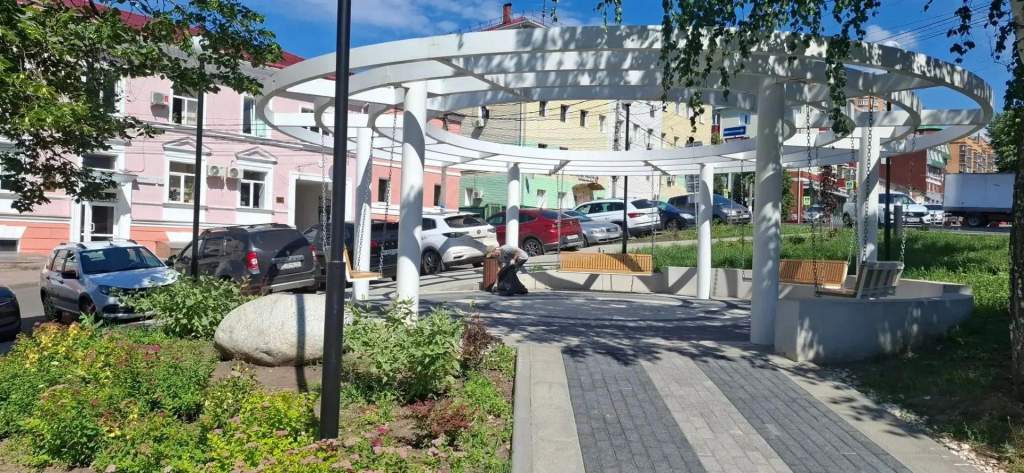 В Курске убирают парки и чинят детские площадки