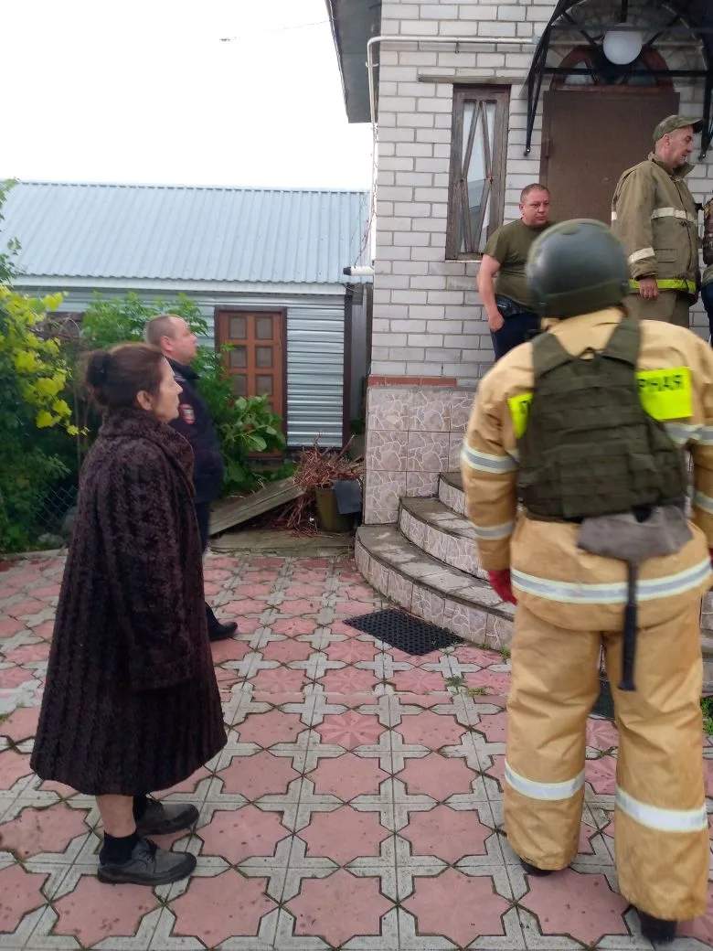 В Курской области пожарные спасали женщину, захлопнувшую дверь в квартиру