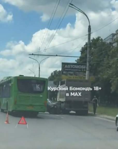 В Курске Volkswagen отлетел в автобус после удара о припаркованный самосвал