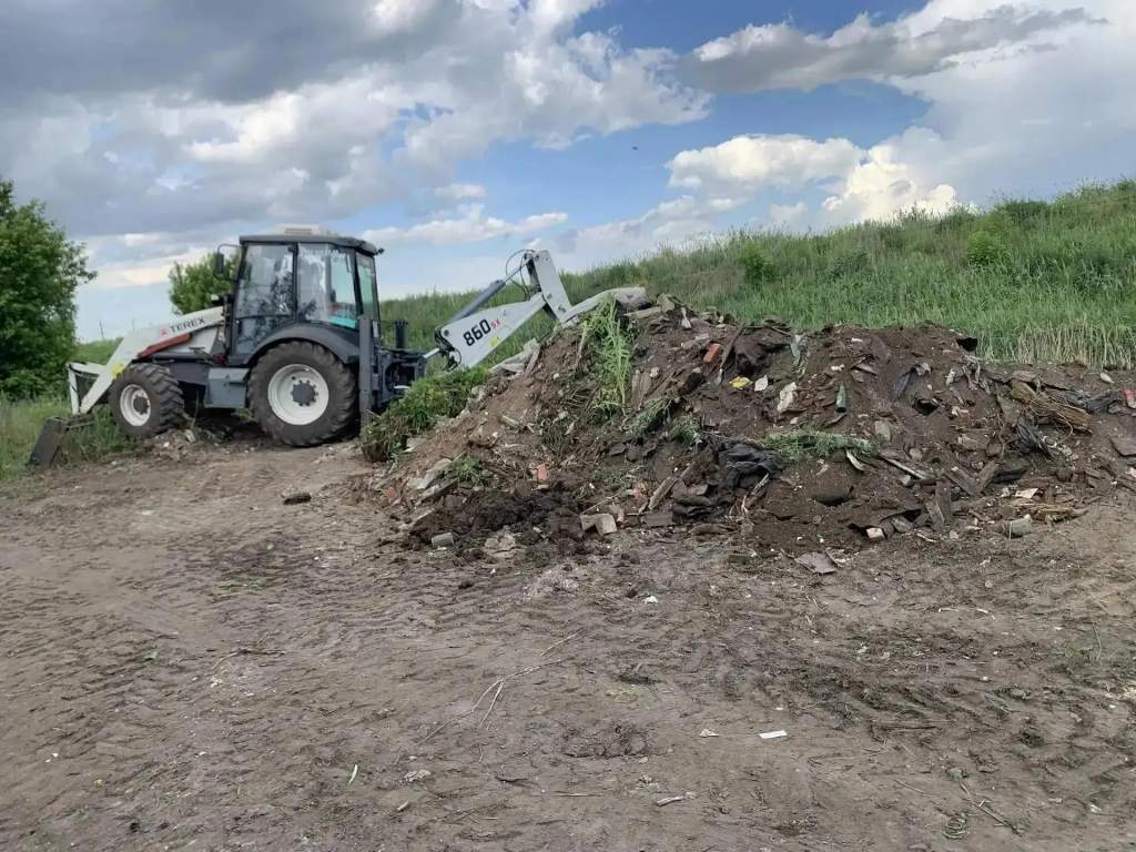 В Курске подрядчик убирает незаконную свалку напротив ТЭЦ-1