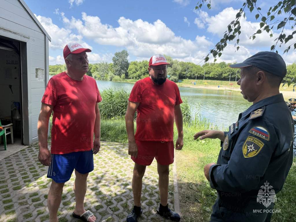 В Курске спасатели вытащили тонущего парня из Ермошкина озера