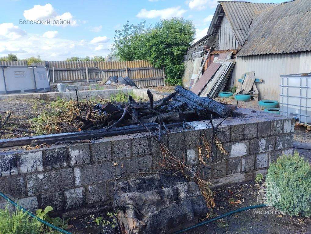 Забытый чайник и окурок привели к пожарам в Курске и Беловском районе