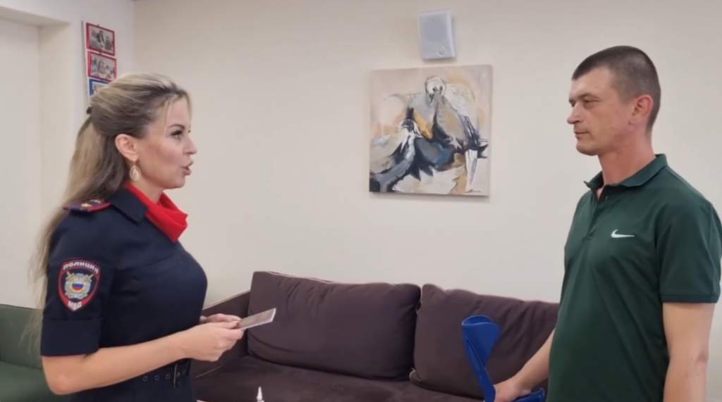 Вернувшимся из плена курянам вручили паспорта взамен утраченных