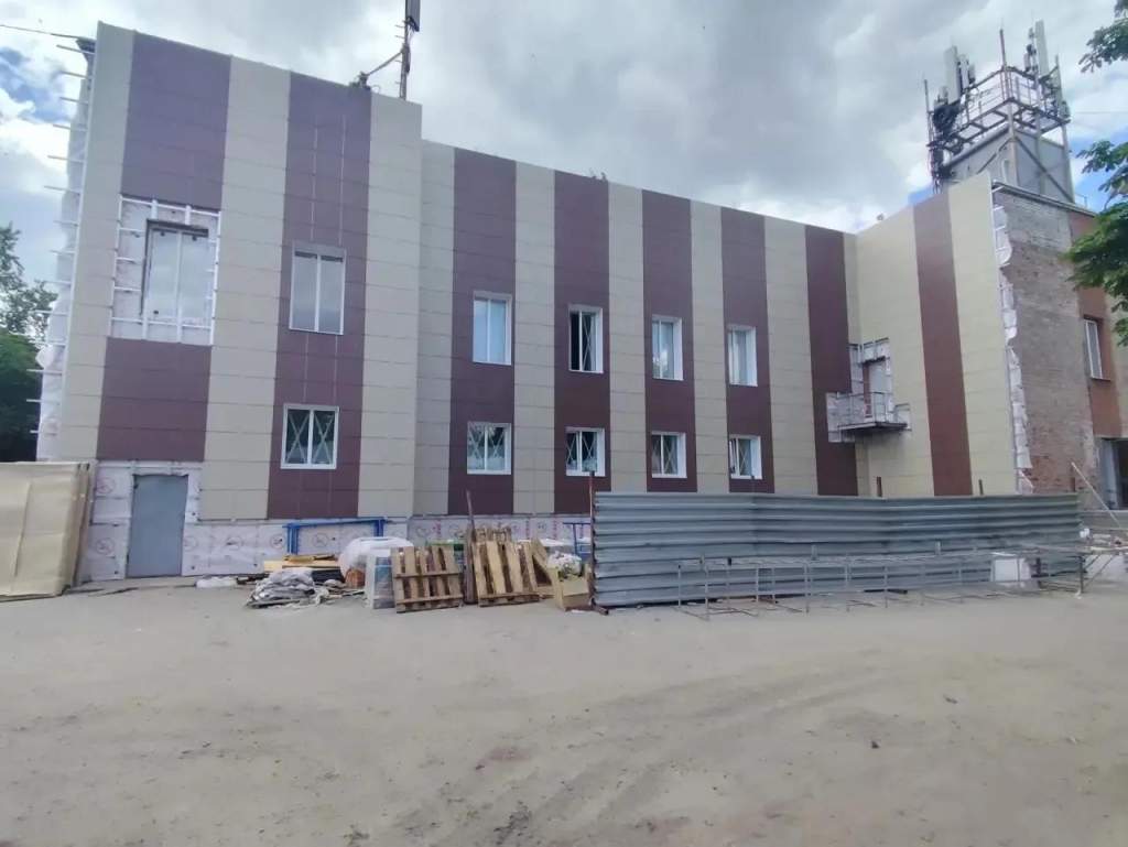 В Курске центру «Русь» меняют фасад и добавляют пандус