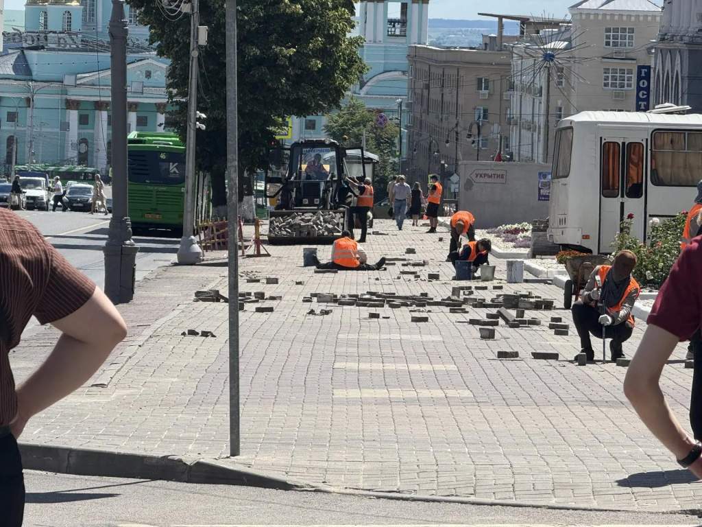 В Курске на улице Ленина заменят 800 кв. м разбитой плитки