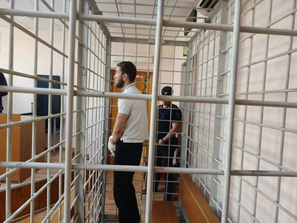 В Курске арестовали 3 парней, которые привязали человека к дереву и подожгли
