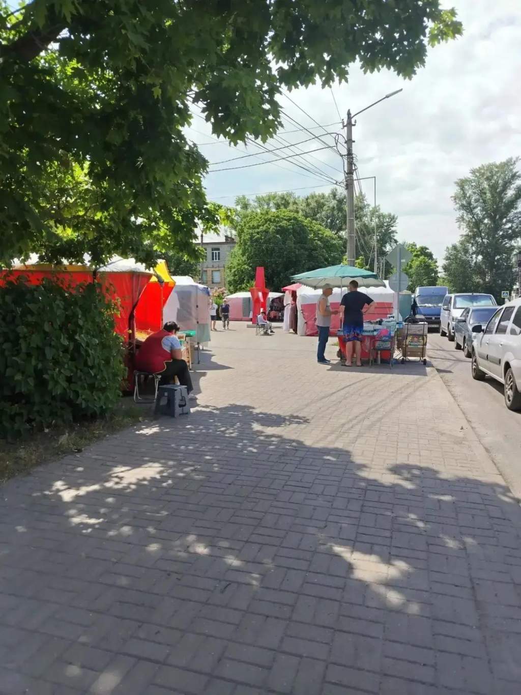 В Курске у кинотеатра «Родина» окончательно свернули нелегальный рынок
