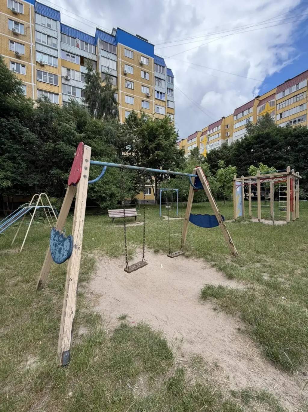 В Курске детская площадка без ремонта и покрытия дождалась прокуратуры