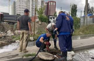 В Курске коммунальщики круглосуточно чинят коллектор на Ольшанского