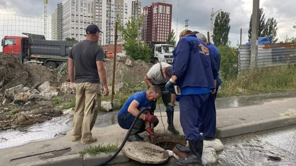 В Курске коммунальщики круглосуточно чинят коллектор на Ольшанского
