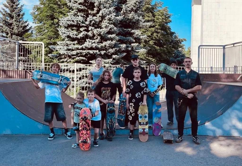 Курян бесплатно научат кататься на скейтборде в центре «Гелиос»
