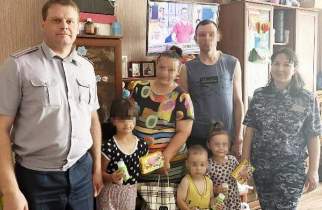 В Курской области сотрудники УФСИН навестили многодетных осужденных с подарками