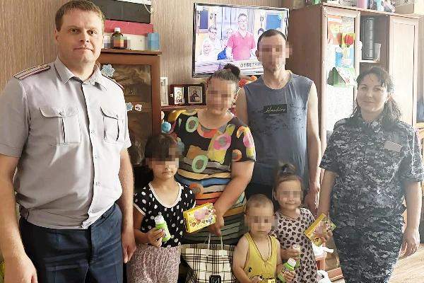 В Курской области сотрудники УФСИН навестили многодетных осужденных с подарками