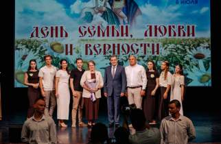 Хинштейн наградил курские семьи в День семьи, любви и верности