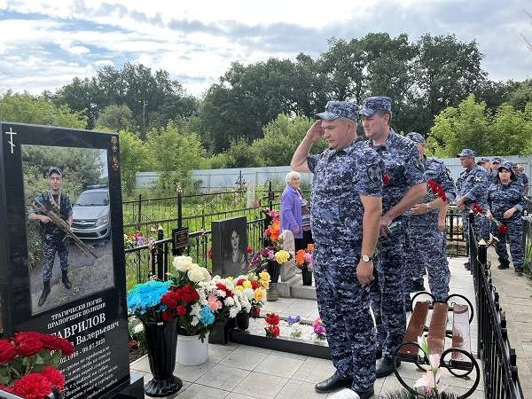 В Курске почтили память росгвардейца, погибшего при теракте на пляже