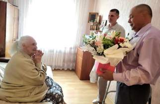 Расписавшаяся на Рейхстаге помадой курянка отмечает 101-летие