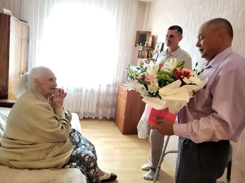 Расписавшаяся на Рейхстаге помадой курянка отмечает 101-летие