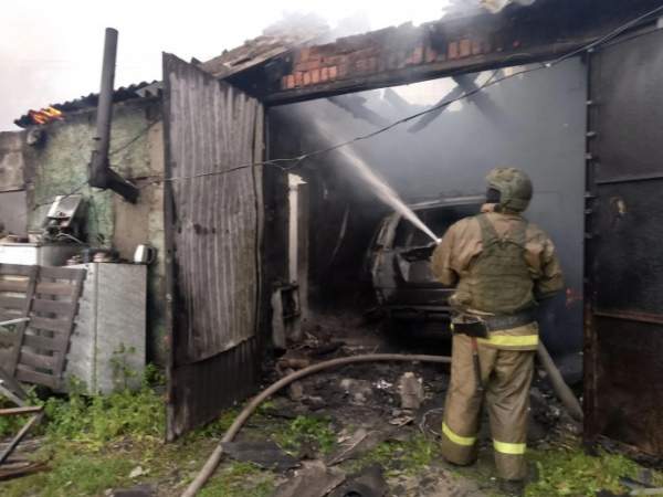 Курские пожарные спасли жилой дом от горящего гаража с машинами