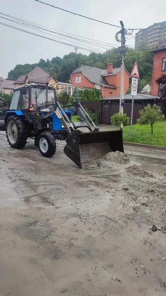 В Курске коммунальщики убрали грязь и ветки на 21 улице